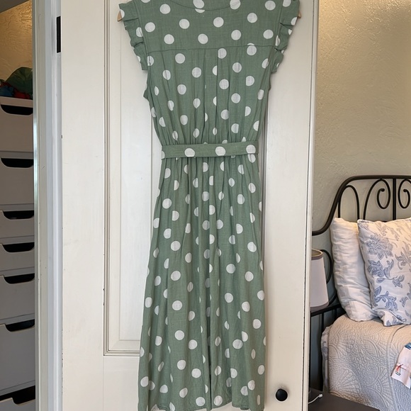 Belted, green linen dress. Midi length. Green with white polka dots. - Picture 8 of 8